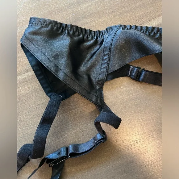 Leg Avenue Adjustable garter - Picture 2 of 8